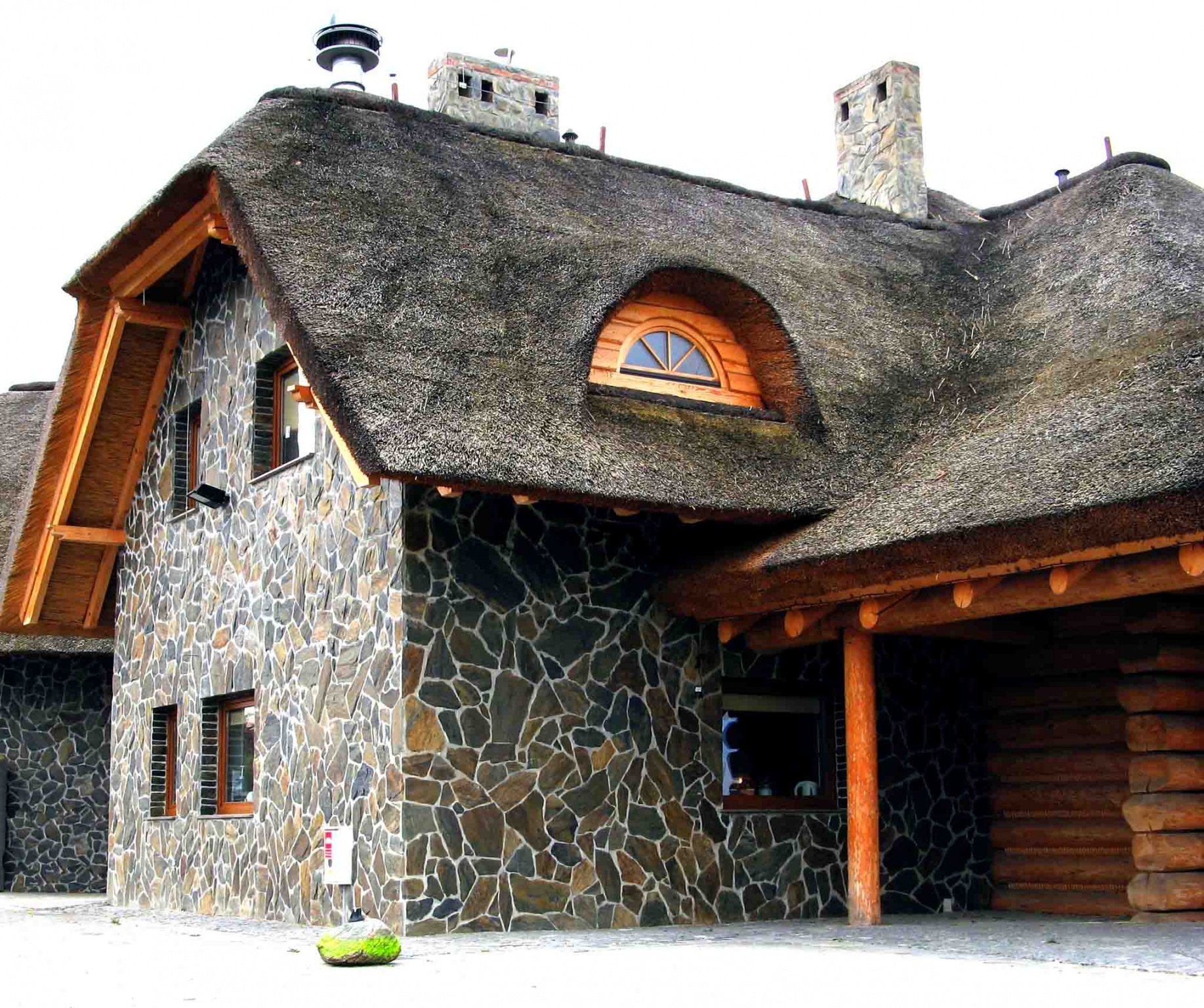 Фасад из камня фото: варианты облицовки природным и искусственным .