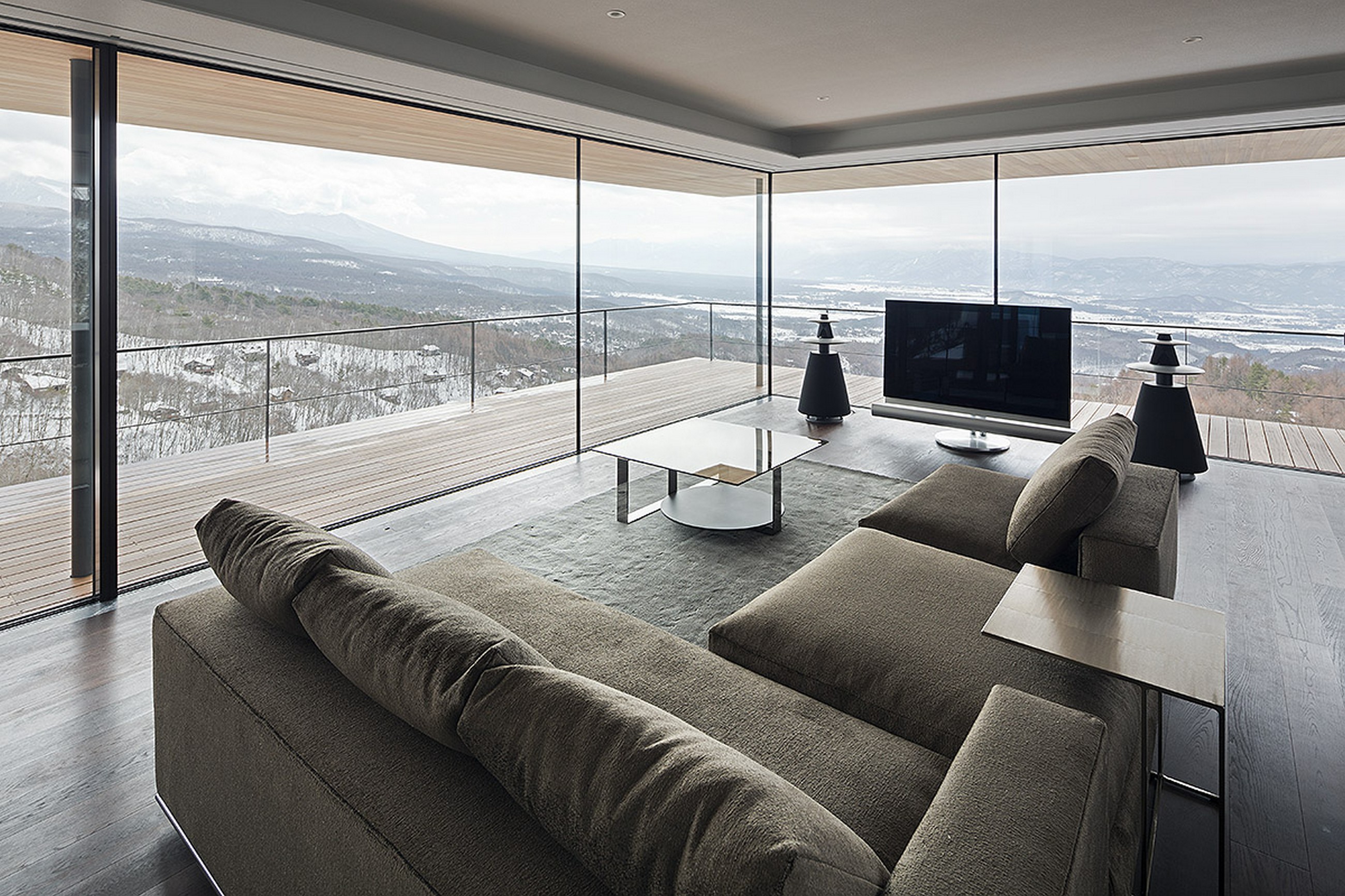 Современный дом телевизор. Скай Ривер панорамные окна. Kidosaki Architects Studio. Гостиные с панорамными окнами. Комната с видом на горы.