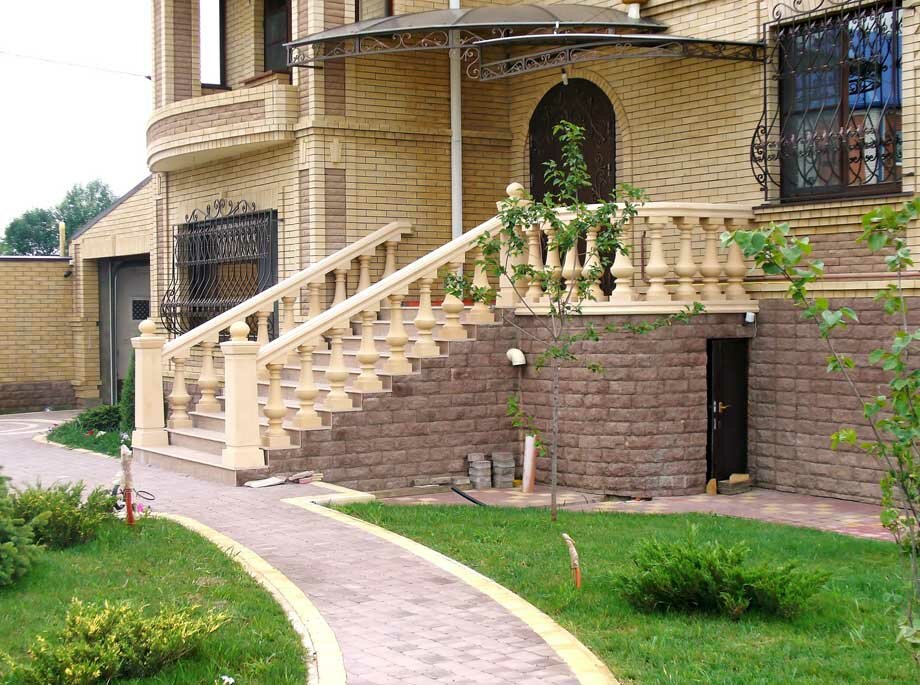 Ступени в частном доме. Красивое высокое крыльцо. Крыльцо к дому. Красивые наружные лестницы. Лестница на высокое крыльцо.