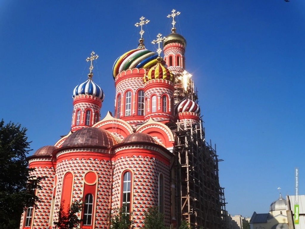 Храмы фото с названиями. Храм на Московской Тамбов. Троицкий монастырь Тамбов. Самый большой купол православного храма в России. Разноцветные церкви в Тамбове.