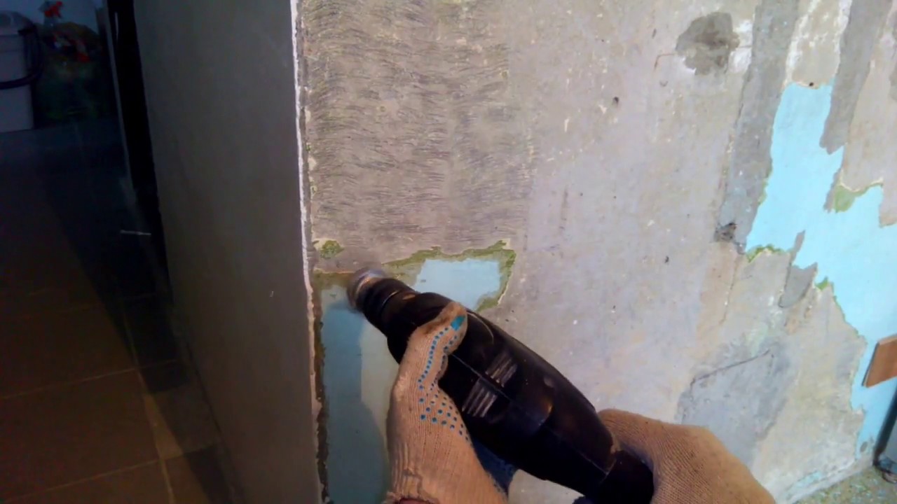 Стену очистить в ванной. Зачистка стен от старой краски. Отбивка краски со стен. Зачистка стен под обои что это. Приспособление для снятия старой краски.
