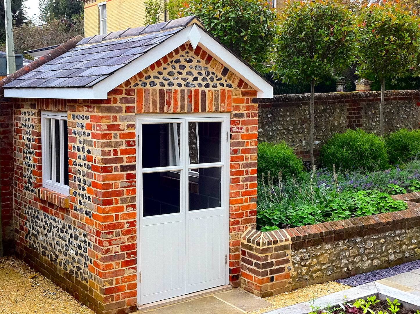 Кирпичный маленький домик: Маленькие и мини дома для комфортной жизни .