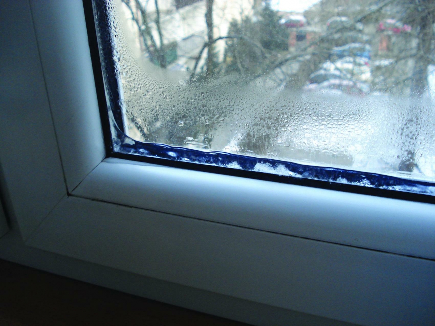  делать если потеет пластиковое окно: Почему зимой потеют .
