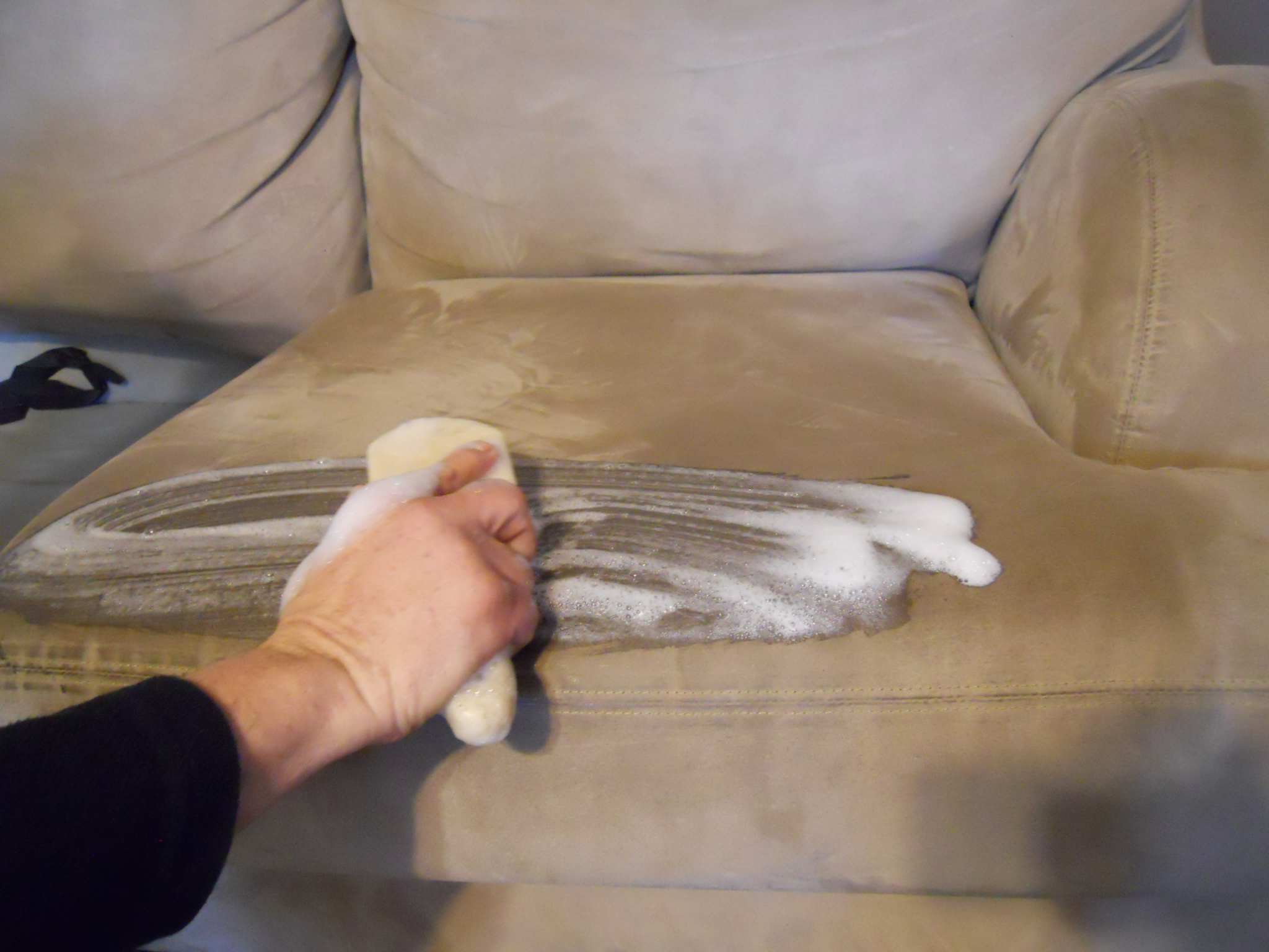 Почистить обивку дивана от пятен